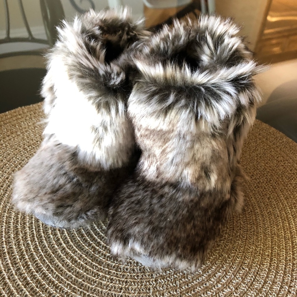 NWOT Faux Fur Wolf Slipper Booties RH Baby 24 MOS